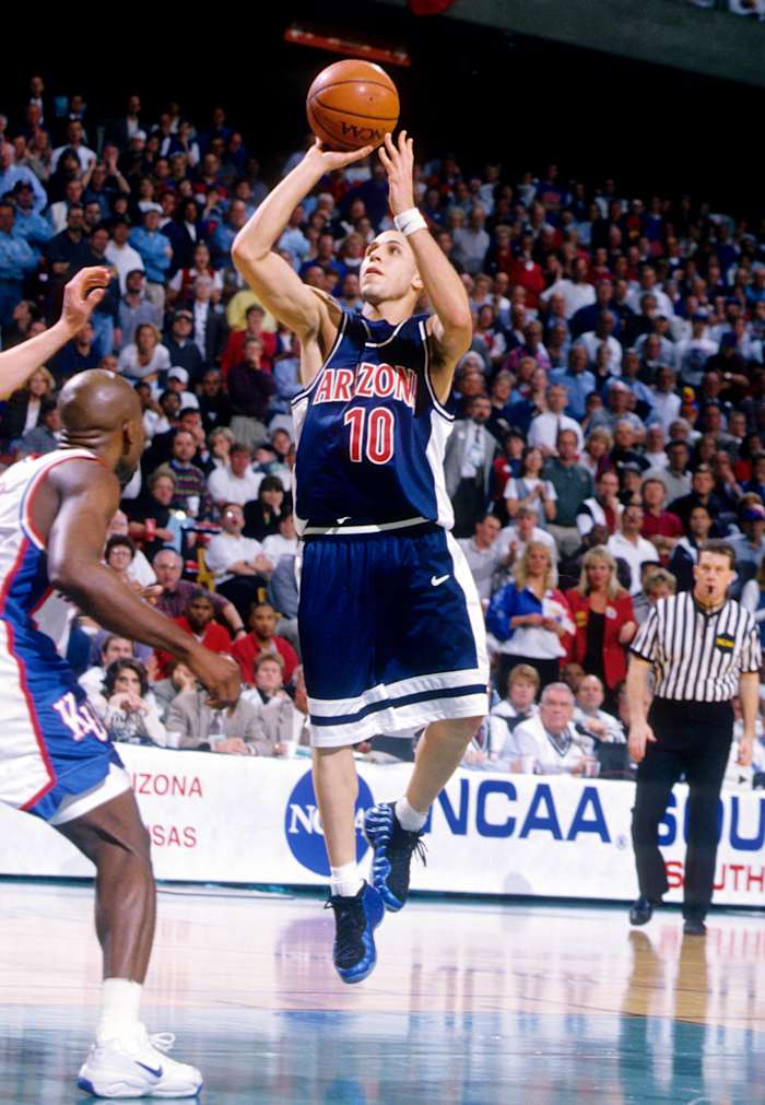 Arizona Wildcats guard Mike Bibby playing in the 1997 NCAA Tournament.